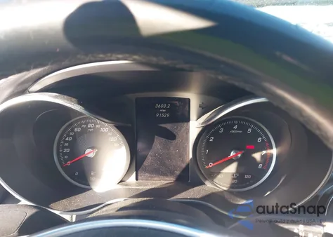 2015 Mercedes-Benz C 300 Sport 4Matic z USA, uszkodzony, nr VIN 55SWF4KB9FU058468